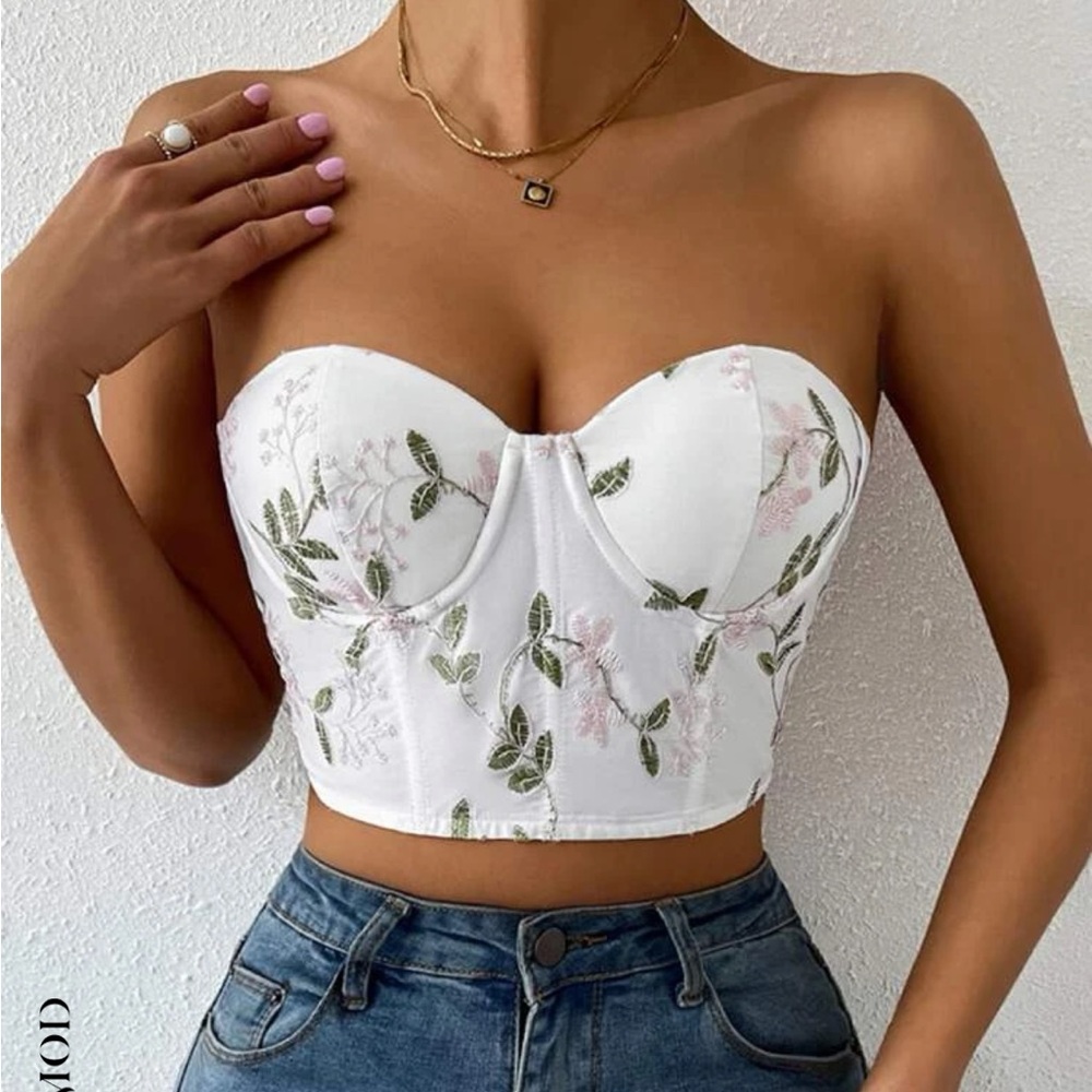 NWOT SheIn White Corset Top Size 4 Floral Lace Up Strappy Bustier Sweetheart